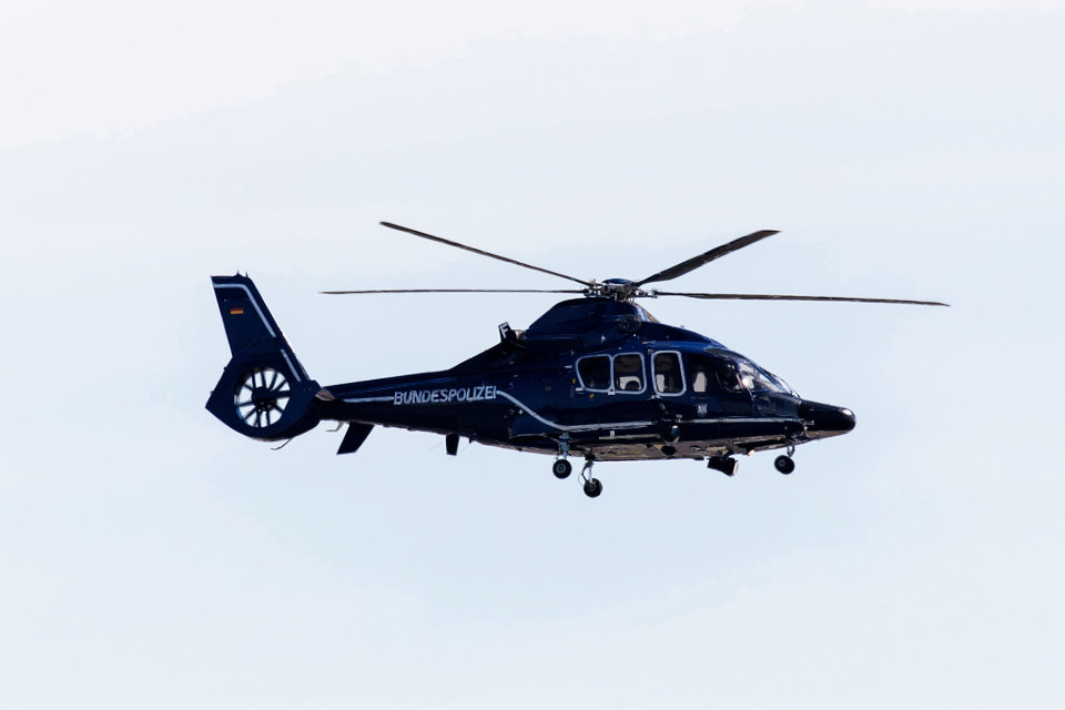 Fliegender Hubschrauber der Bundespolizei