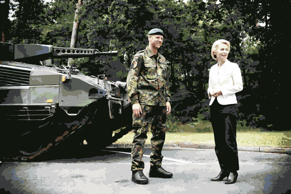 Ursula von der Leyen, mit nem Typen vom Militär und einem Panzer im Hintergrund
